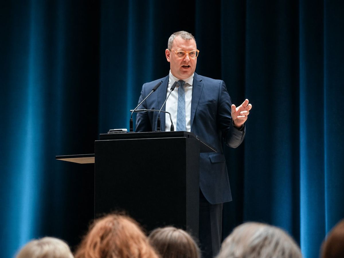Oliver Mayr am Rednerpult – Erlangen 2024